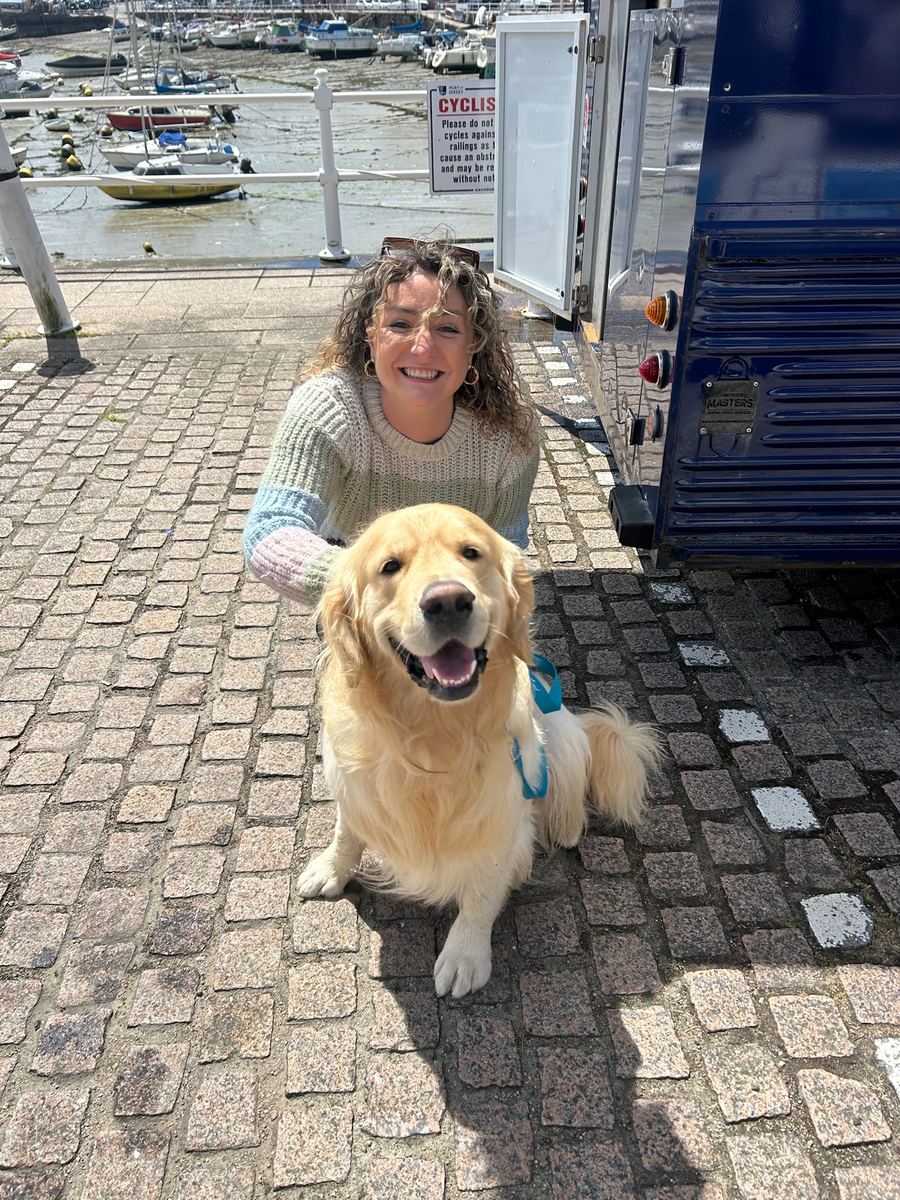 A dog visiting the Jade-S fish van